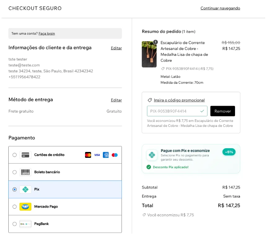 Checkout de uma loja Wix com Pix selecionado: o banner "Pague com Pix e economize" mostra -5% e "Desconto Pix aplicado", o cupom PIX entra no campo de código promocional e o resumo do pedido mostra quanto o cliente economizou